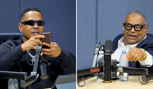Santiago Matías, conocido como Alofoke, junto a su padre, el locutor Santiago Matías Rojas, conocido como Don Santi, durante una transmisión de Alofoke Radio Show.