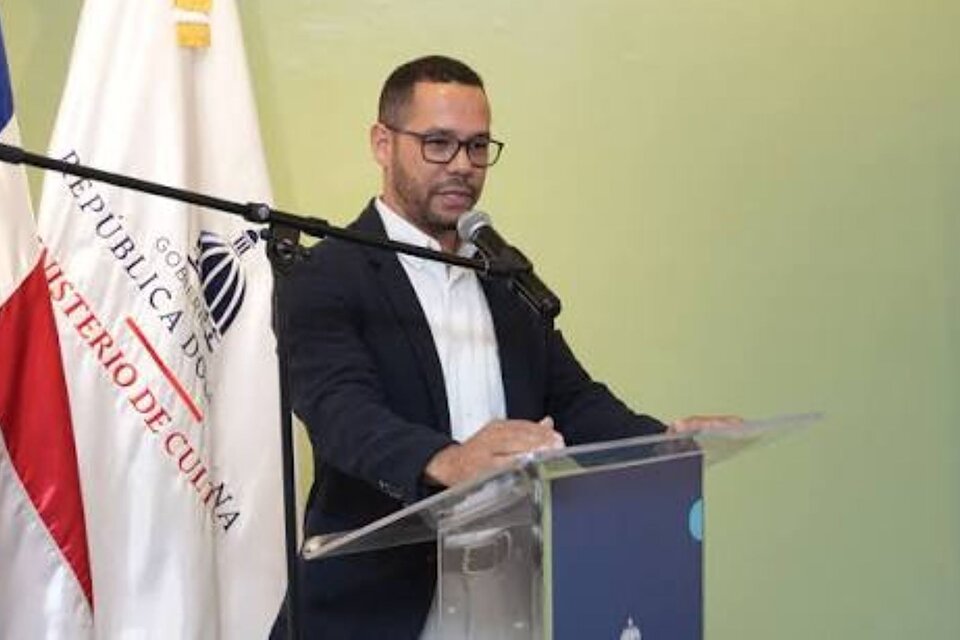 Richardson Díaz habla sobre la trayectoria de Olga Bucarelli y la programación de 32 espectáculos del Festival Nacional de Teatro FENATE 2026.