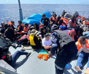 Armada intercepta embarcación con 59 personas durante operativo contra tráfico de migrantes en Samaná