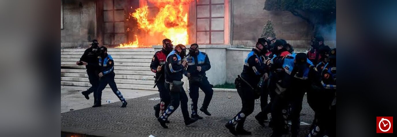 Protestas en Albania dejan diez heridos y un detenido durante debate sobre reforma municipal