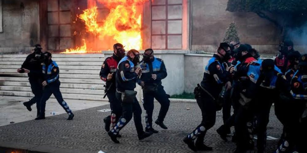 Protestas en Albania dejan diez heridos y un detenido durante debate sobre reforma municipal
