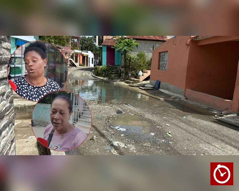 Residentes de Los Guaricanos piden a Betty Gerónimo intervenir calle Sánchez por acumulación de agua