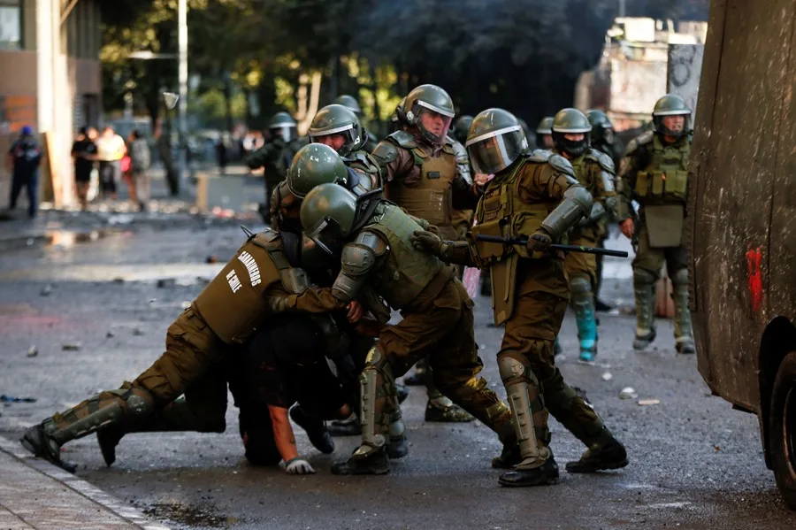 Entra en vigencia una nueva ley que reglamenta el uso de fuerza para la Policía y los militares en Chile 1 | Noticias de hoy en República Dominicana Policias protesta Chile | Noticias de hoy en De Último Minuto