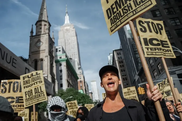 El alcalde de Nueva York explica en un video en español a los inmigrantes cómo actuar ante el ICE 1 | Noticias de hoy en República Dominicana Protesta ICE Nueva York | Noticias de hoy en De Último Minuto