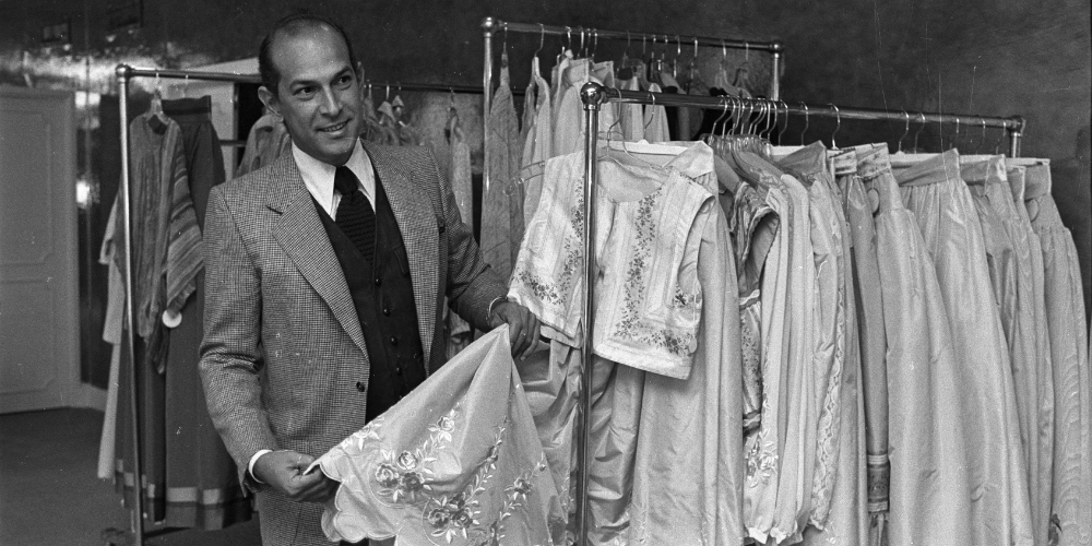 Óscar de la Renta: el dominicano que conquistó la moda internacional 3 | Noticias de hoy en República Dominicana RetratodeldisenadorOscardelaRentaconprendasbordadaseneltrabajoenNuevaYork | Noticias de hoy en De Último Minuto