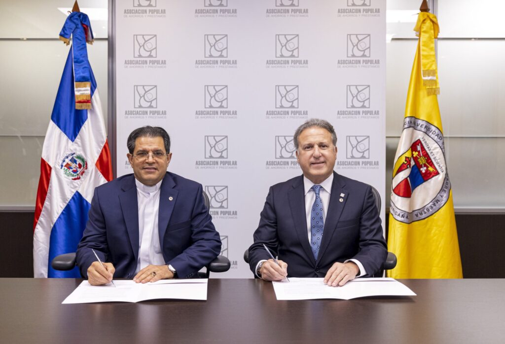 APAP y PUCMM llevan la inteligencia artificial a los pequeños comercios 2 | Noticias de hoy en República Dominicana Reverendo Padre Secilio Espinal rector PUCMM y Gustavo Ariza Presidente ejecutivo APAP | Noticias de hoy en De Último Minuto