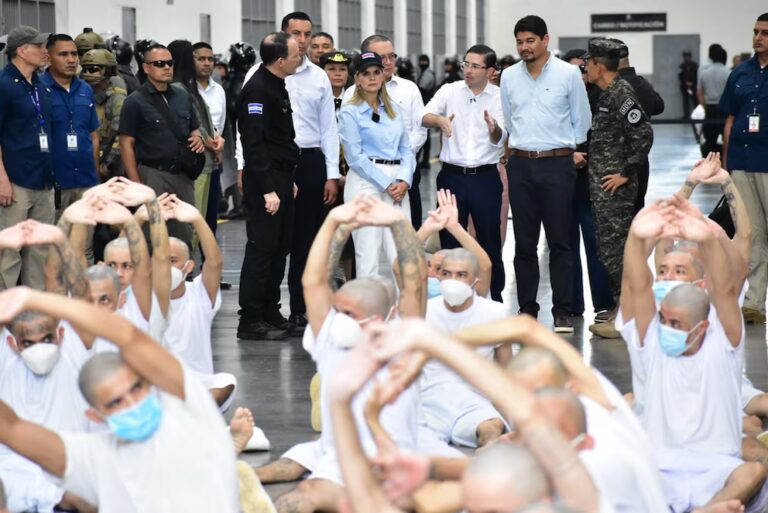 Laura Fernández recorrió el CECOT para conocer el modelo penitenciario de El Salvador