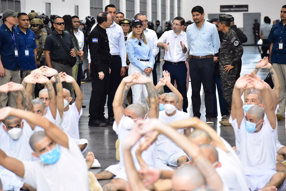 Laura Fernández recorrió el CECOT para conocer el modelo penitenciario de El Salvador