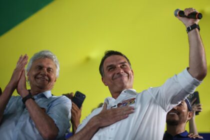 Flávio Bolsonaro promete reformar la Constitución de Brasil si vence a Lula