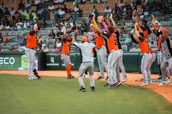Toros del Este derrota 6-4 a las Estrellas Orientales