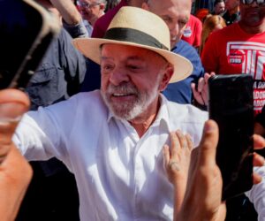 Lula llama a brasileños a elegir entre “democracia y barbarie” en jornada electoral