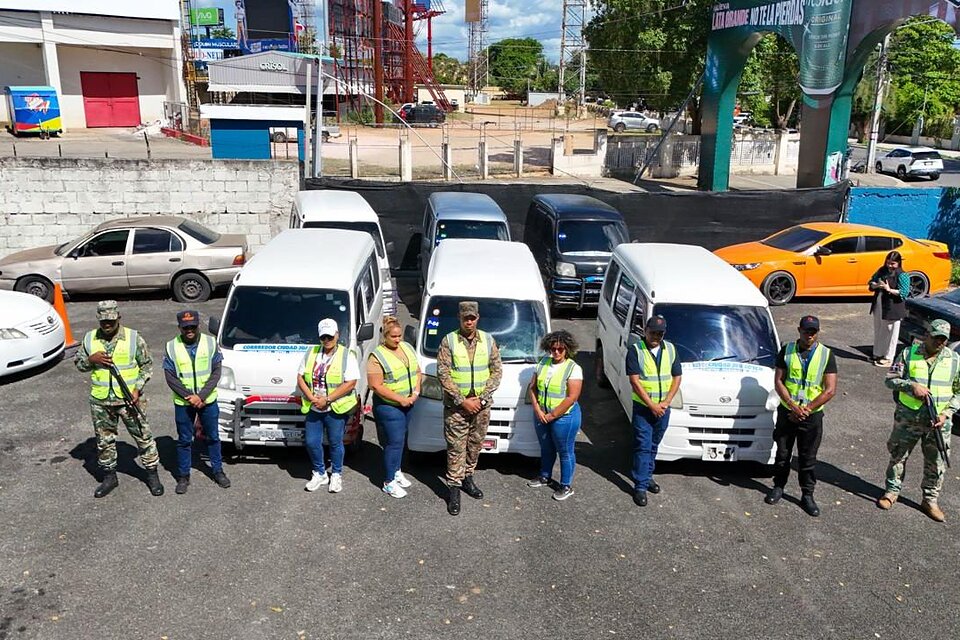 INTRANT retiene seis vehículos por irregularidades en transporte en Ciudad Juan Bosch