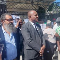 Familiares de dominicanos en Rusia protestan frente a embajada y piden intervención de Abinader