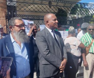 Familiares de dominicanos en Rusia protestan frente a embajada y piden intervención de Abinader