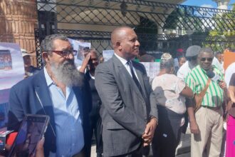 Familiares de dominicanos en Rusia protestan frente a embajada y piden intervención de Abinader