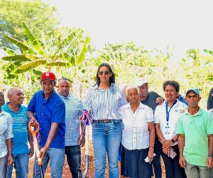 Alcaldesa Ana Reyes inicia construcción de 2,000 metros de contenes en La Sangría, Samaná