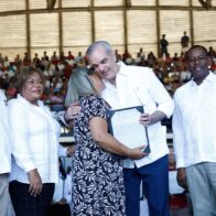 Abinader entrega 1,500 títulos de propiedad a familias de El Almirante II