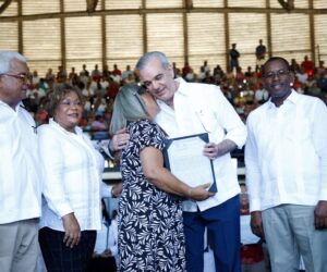 Abinader entrega 1,500 títulos de propiedad a familias de El Almirante II