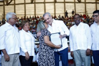 Abinader entrega 1,500 títulos de propiedad a familias de El Almirante II