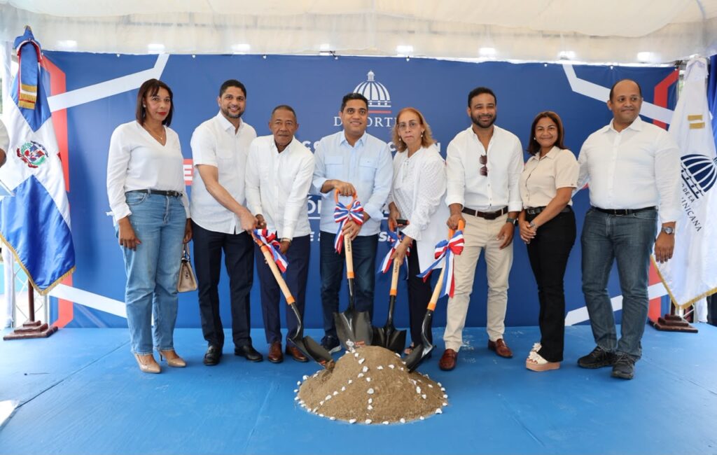 Kelvin Cruz inicia construcción de multiuso en Los Cacaos, San Cristóbal