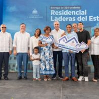 El presidente Luis Abinader entrega la llave simbólica de su apartamento a Rosa Reynoso y familia durante una ceremonia en el proyecto habitacional Laderas del Este, en San Antonio de Guerra. Le acompaña desde la izquierda: el doctor Leonardo Aguilera, presidente ejecutivo de Banreservas; Jean Luis Rodríguez, ministro de Vivienda y Edificaciones; Fabio Fiallo, desarrollador del proyecto; y Lucrecia Santana, gobernadora de la provincia Santo Domingo.