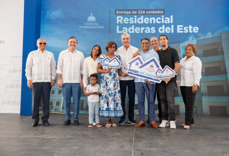 El presidente Luis Abinader entrega la llave simbólica de su apartamento a Rosa Reynoso y familia durante una ceremonia en el proyecto habitacional Laderas del Este, en San Antonio de Guerra. Le acompaña desde la izquierda: el doctor Leonardo Aguilera, presidente ejecutivo de Banreservas; Jean Luis Rodríguez, ministro de Vivienda y Edificaciones; Fabio Fiallo, desarrollador del proyecto; y Lucrecia Santana, gobernadora de la provincia Santo Domingo.