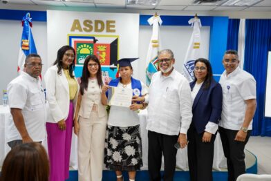 DGDC capacita a 47 residentes de Santo Domingo Este en elaboración de productos químicos