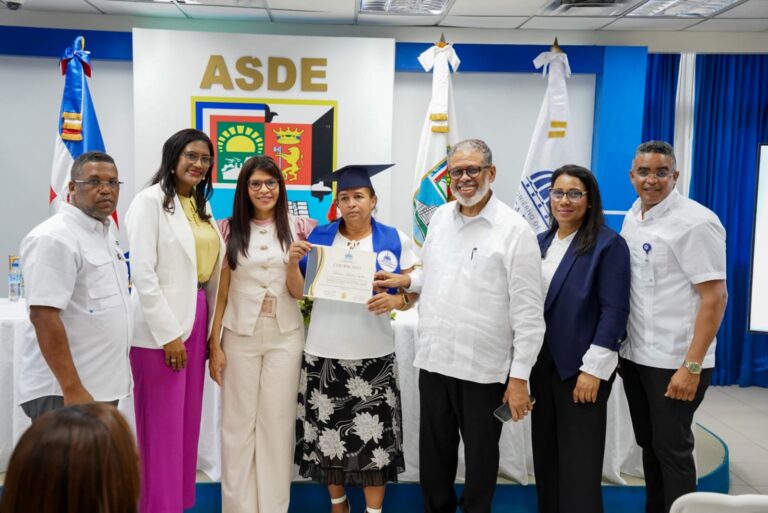 DGDC capacita a 47 residentes de Santo Domingo Este en elaboración de productos químicos