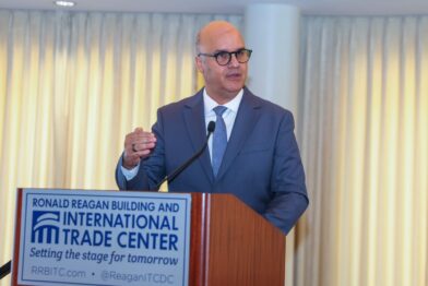 Igor Rodríguez muestra avances de la aviación civil dominicana en Washington