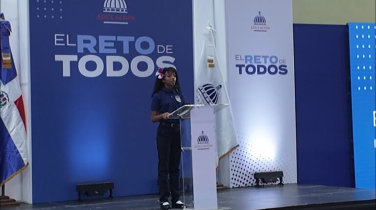Estudiante conmueve con su discurso en inauguración del complejo Pedro Martínez