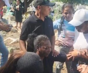Sepultan a “Nifi” bajo fuerte custodia policial en Santiago; madre acusa al Dicrim