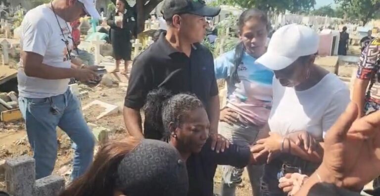 Sepultan a “Nifi” bajo fuerte custodia policial en Santiago; madre acusa al Dicrim