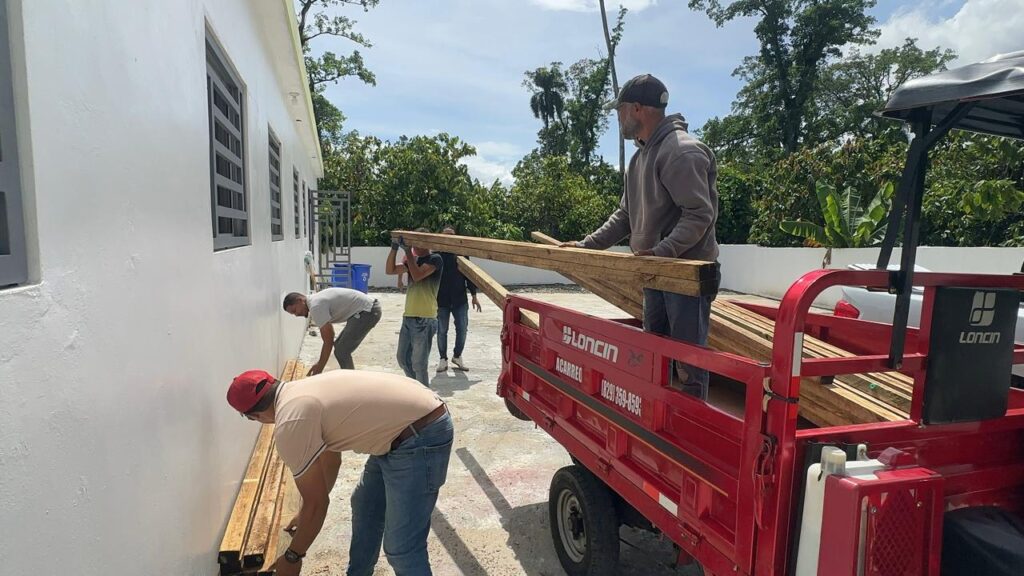 Oficina Senatorial de Monseñor Nouel entrega materiales para reparación de viviendas en Arroyo Toro-Masipedro
