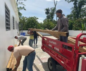 Oficina Senatorial de Monseñor Nouel entrega materiales para reparación de viviendas en Arroyo Toro-Masipedro