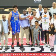 Mérido Torres realiza saque de honor en el duelo entre Los Prados y Mauricio Báez