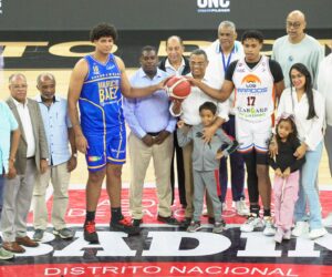 Mérido Torres realiza saque de honor en el duelo entre Los Prados y Mauricio Báez