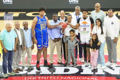 Mérido Torres realiza saque de honor en el duelo entre Los Prados y Mauricio Báez