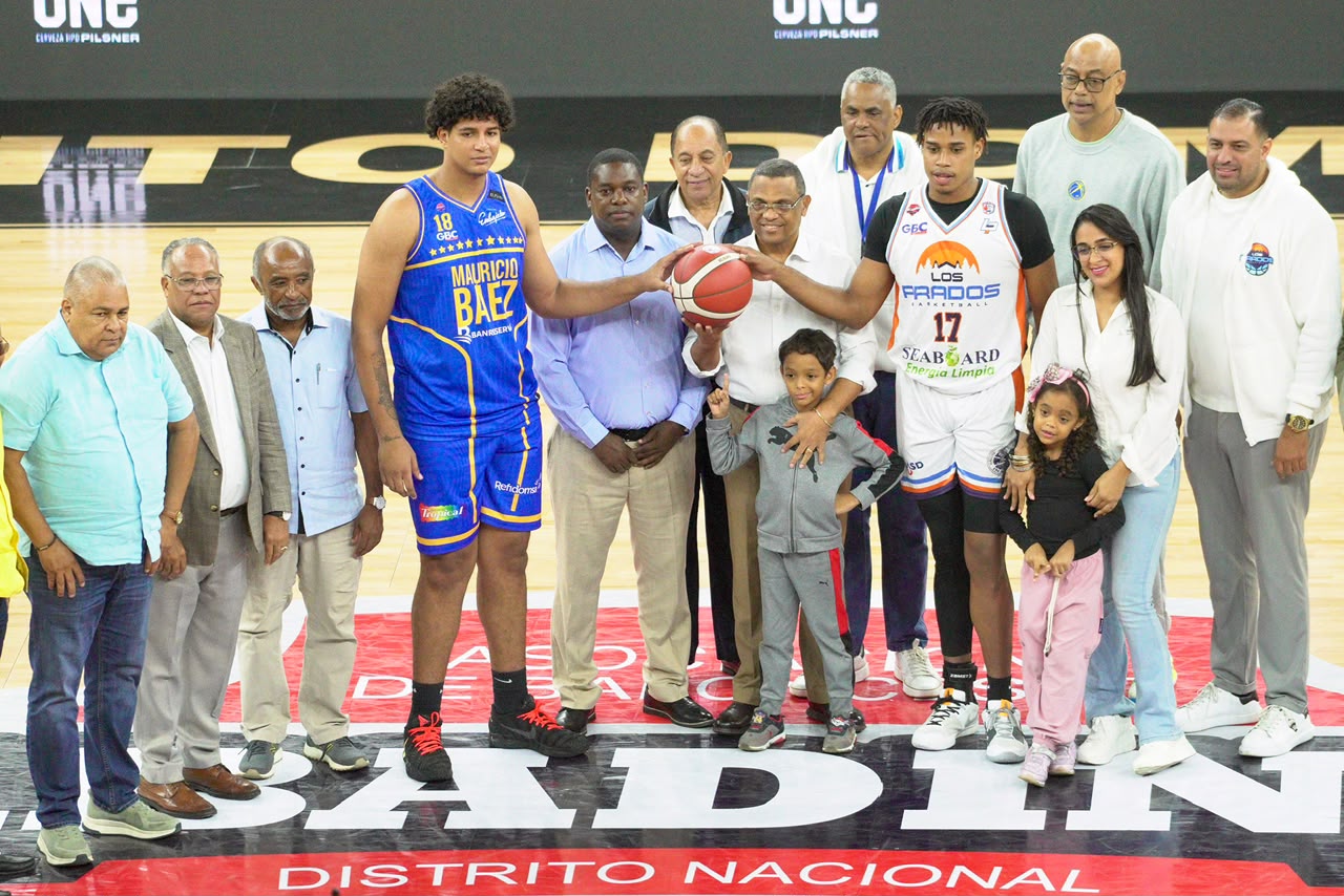 Mérido Torres realiza saque de honor en el duelo entre Los Prados y Mauricio Báez