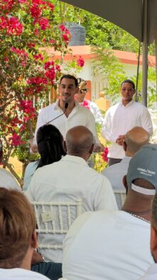 Mauricio Hamui ofrece detalles sobre el puerto de Samaná durante primer picazo de obra vial en Arroyo Barril