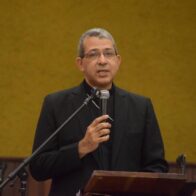 Monseñor Diplán alerta sobre hogares conectados a la tecnología y desconectados del diálogo