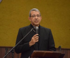 Monseñor Diplán alerta sobre hogares conectados a la tecnología y desconectados del diálogo