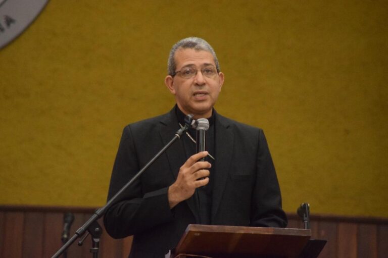 Monseñor Diplán alerta sobre hogares conectados a la tecnología y desconectados del diálogo