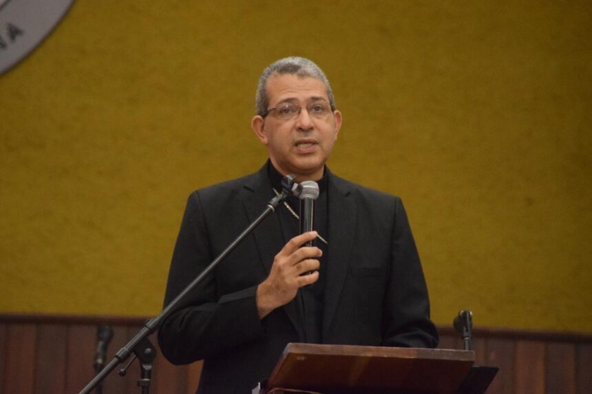 Monseñor Diplán alerta sobre hogares conectados a la tecnología y desconectados del diálogo