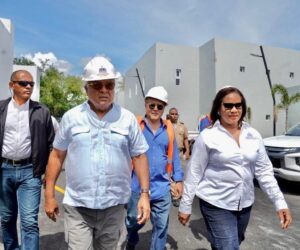 Adela Tejada supervisa avances del Edificio Gubernamental Juan Pablo Duarte en Bonao