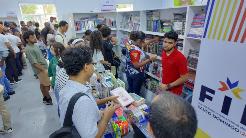 Nuevo Código Penal dominicano despierta interés entre jóvenes en la Feria del Libro