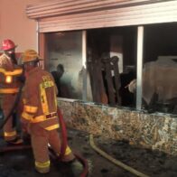 Incendio moviliza a los bomberos en mueblería de Gurabito; sofocan las llamas ante gran concentración de personas