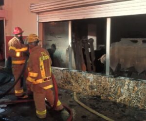 Incendio moviliza a los bomberos en mueblería de Gurabito