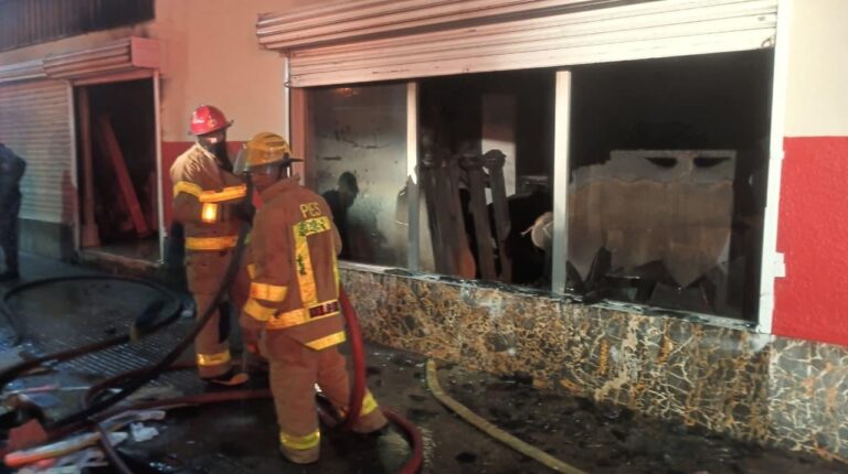 Incendio moviliza a los bomberos en mueblería de Gurabito; sofocan las llamas ante gran concentración de personas