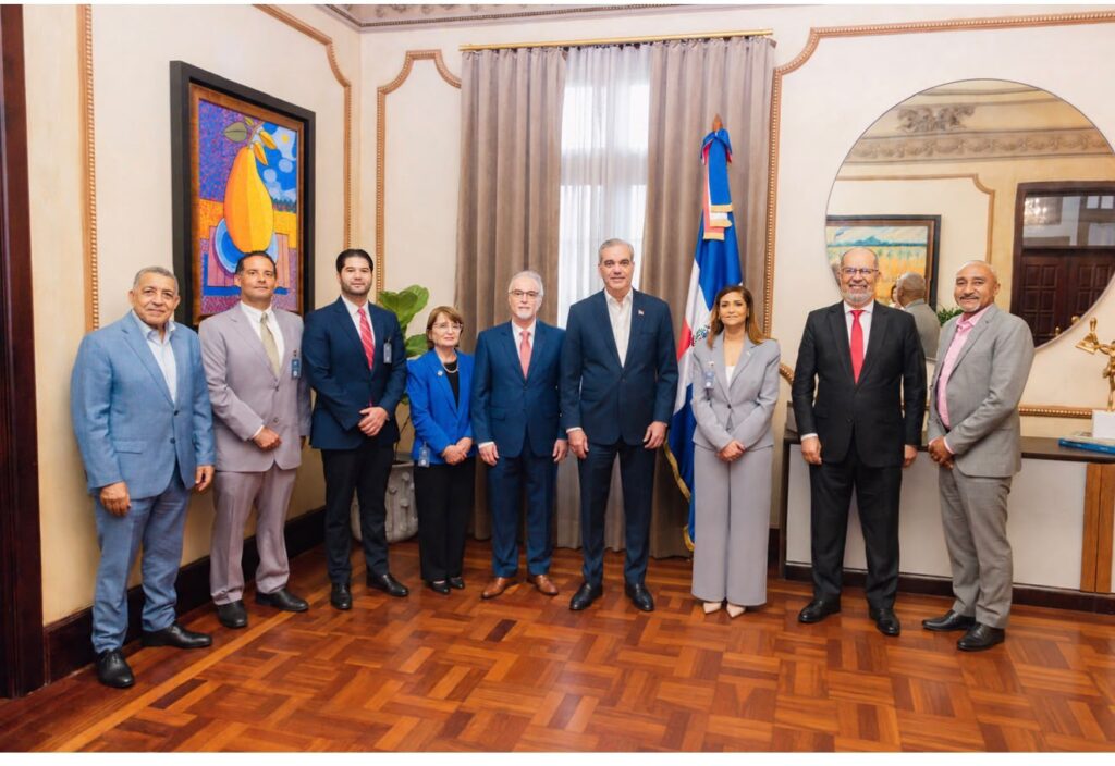 Luis Abinader recibe directiva de ADORA por preparativos de los 100 años de la radio dominicana