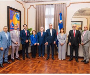 Abinader recibe directiva de ADORA por preparativos de los 100 años de la radio dominicana